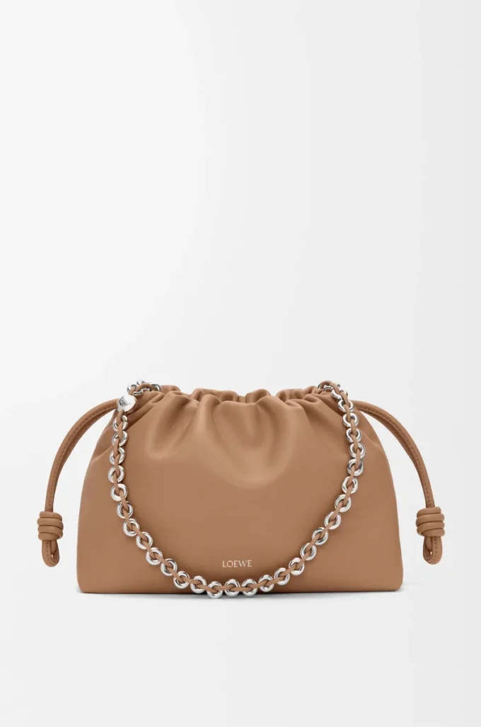 Bolso Flamenco mediano en suave piel de cordero napa color moca Bolso Flamenco mediano en suave piel de cordero napa color moca