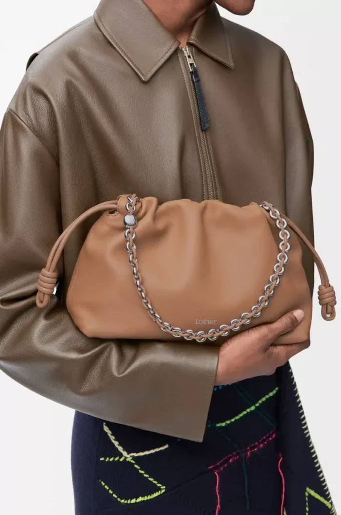 Bolso Flamenco mediano en suave piel de cordero napa color moca Bolso Flamenco mediano en suave piel de cordero napa color moca
