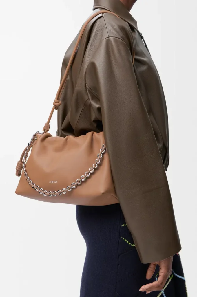 Bolso Flamenco mediano en suave piel de cordero napa color moca Bolso Flamenco mediano en suave piel de cordero napa color moca