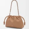 Bolso Flamenco mediano en suave piel de cordero napa color moca Bolso Flamenco mediano en suave piel de cordero napa color moca