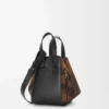 Bolso Hammock compacto en ante y piel de becerro clásica. Marrón claro/Negro Bolso Hammock compacto en ante y piel de becerro clásica. Marrón claro/Negro