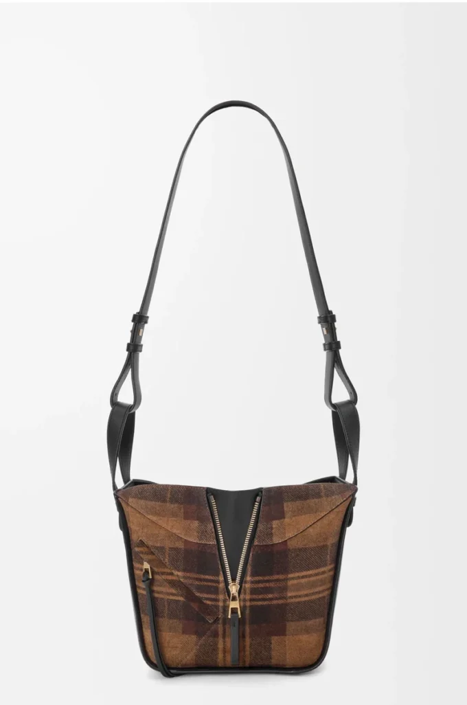 Bolso Hammock compacto en ante y piel de becerro clásica. Marrón claro/Negro Bolso Hammock compacto en ante y piel de becerro clásica. Marrón claro/Negro