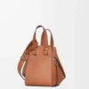 Bolso Hammock compacto en piel de becerro clásica color tostado Bolso Hammock compacto en piel de becerro clásica color tostado