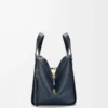 Bolso Hammock compacto en piel de becerro granulada suave azul marino oscuro Bolso Hammock compacto en piel de becerro granulada suave azul marino oscuro