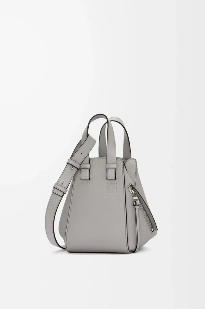 Bolso Hammock compacto en piel de becerro granulada suave gris perla