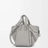 Bolso Hammock compacto en piel de becerro granulada suave gris perla