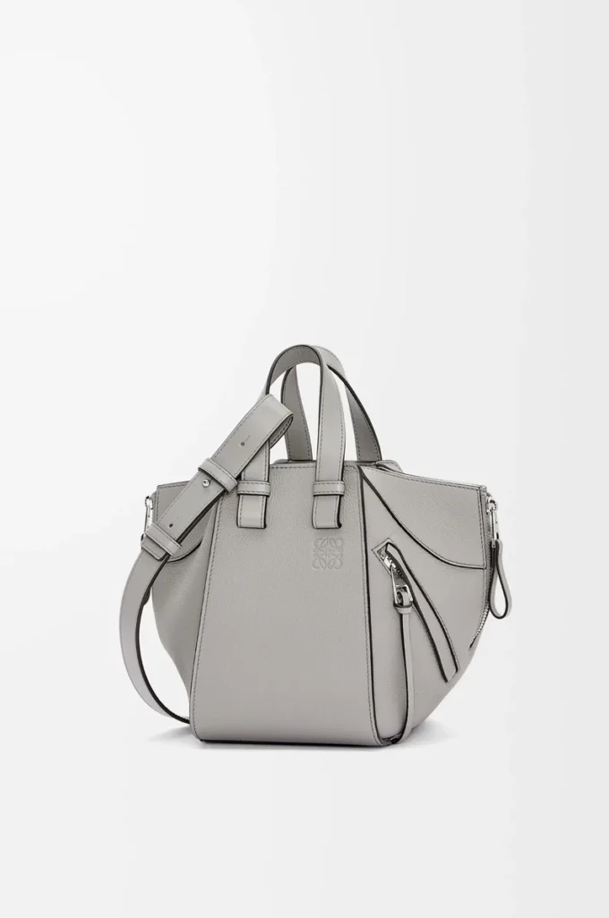 Bolso Hammock compacto en piel de becerro granulada suave gris perla