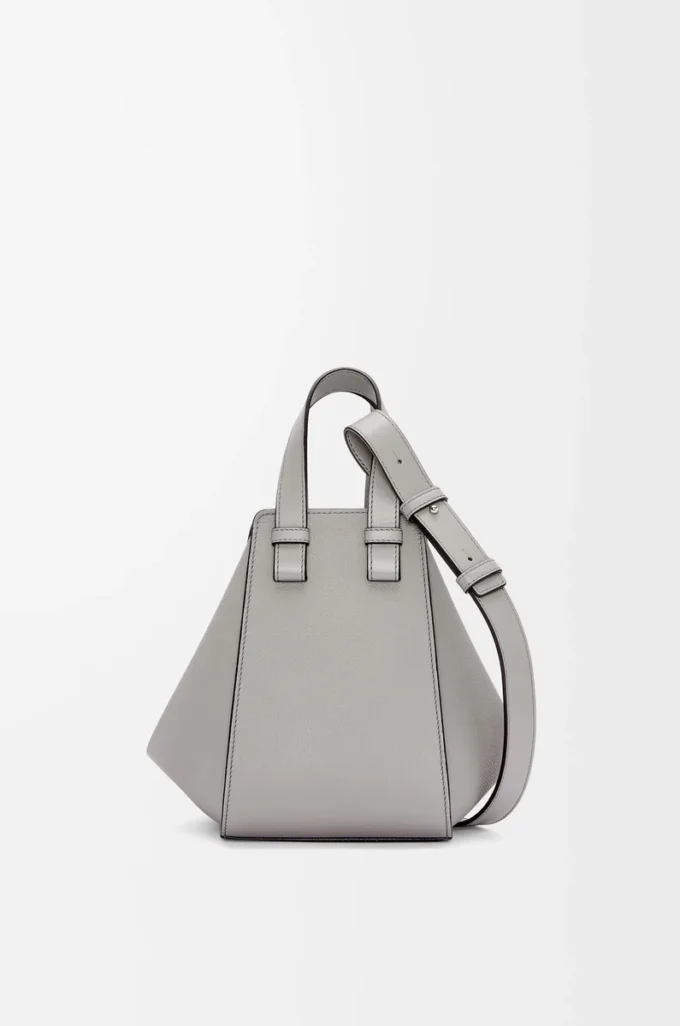 Bolso Hammock compacto en piel de becerro granulada suave gris perla