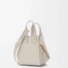 Bolso Hammock compacto en piel de becerro granulada suave Light Ghost Bolso Hammock compacto en piel de becerro granulada suave Light Ghost