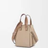 Bolso Hammock compacto en piel de becerro granulada suave Sand
