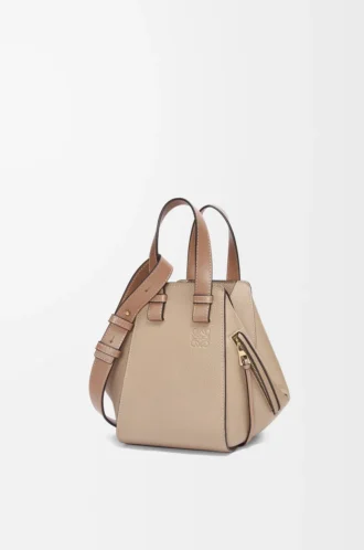 Bolso Hammock compacto en piel de becerro granulada suave Sand