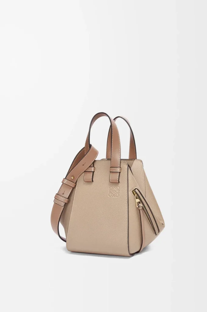 Bolso Hammock compacto en piel de becerro granulada suave Sand