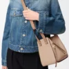 Bolso Hammock compacto en piel de becerro granulada suave Sand