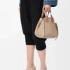 Bolso Hammock compacto en piel de becerro granulada suave Sand