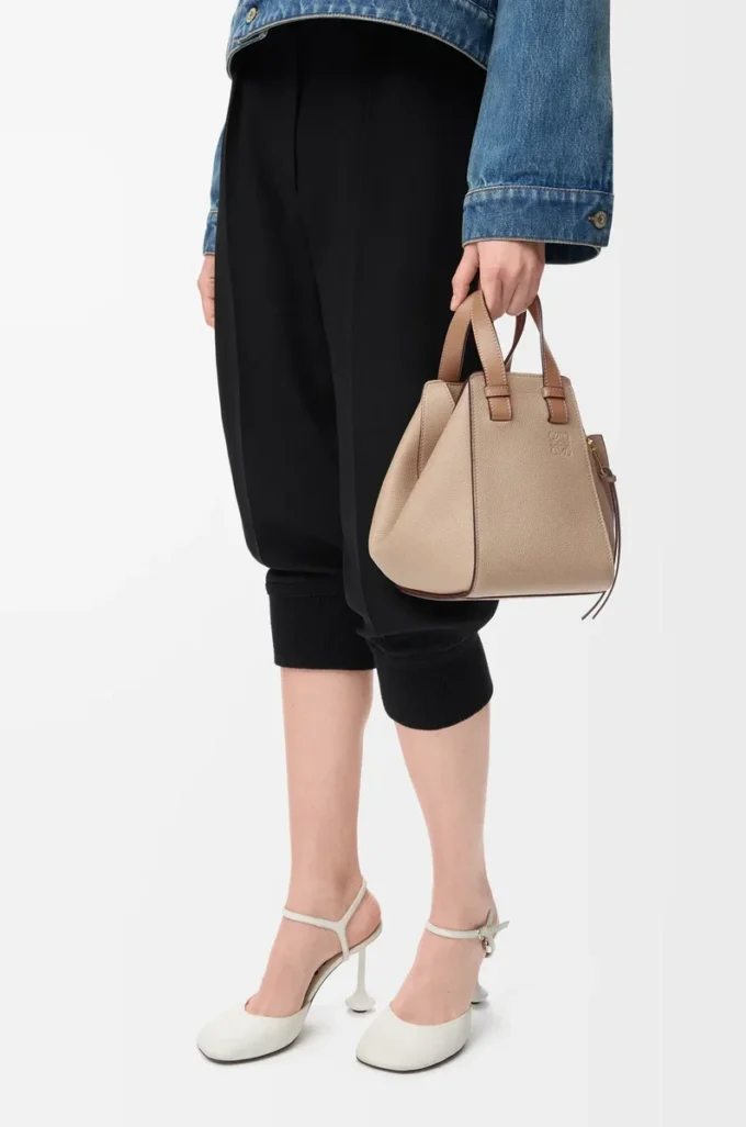 Bolso Hammock compacto en piel de becerro granulada suave Sand