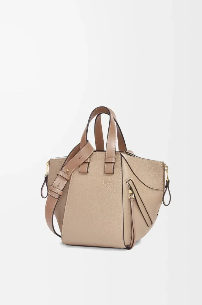 Bolso Hammock compacto en piel de becerro granulada suave Sand