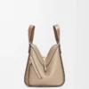 Bolso Hammock compacto en piel de becerro granulada suave Sand