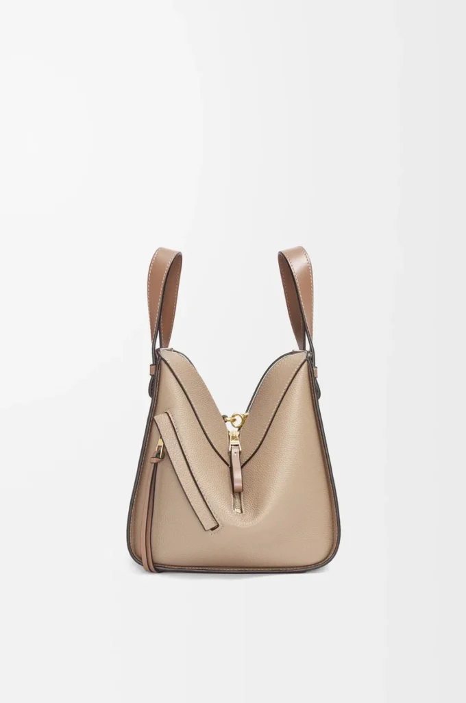 Bolso Hammock compacto en piel de becerro granulada suave Sand