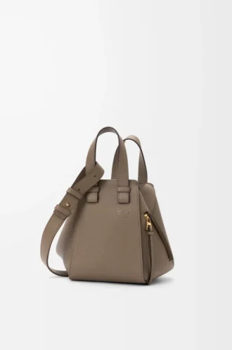 Bolso Hammock compacto en piel de becerro granulada suave Taupe