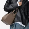 Bolso Hammock compacto en piel de becerro granulada suave Taupe Bolso Hammock compacto en piel de becerro granulada suave Taupe