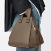 Bolso Hammock compacto en piel de becerro granulada suave Taupe Bolso Hammock compacto en piel de becerro granulada suave Taupe