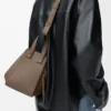 Bolso Hammock compacto en piel de becerro granulada suave Taupe Bolso Hammock compacto en piel de becerro granulada suave Taupe