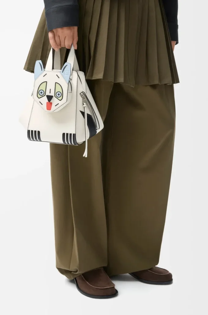 Bolso Hammock compacto Futurist Cat en piel de becerro clásica Soft White Bolso Hammock compacto Futurist Cat en piel de becerro clásica Soft White