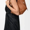 Bolso Hammock Flip en piel de becerro clásica color ardilla Bolso Hammock Flip en piel de becerro clásica color ardilla