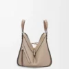 Bolso Hammock pequeño en piel de becerro granulada suave color arena Bolso Hammock pequeño en piel de becerro granulada suave color arena
