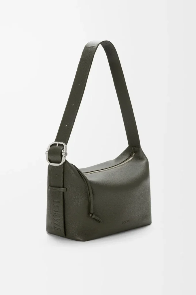 Bolso hobo Loop en piel de becerro granulada flexible, color caqui oscuro Bolso hobo Loop en piel de becerro granulada flexible, color caqui oscuro