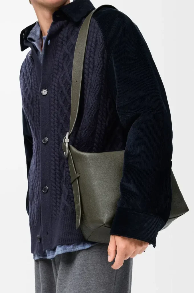 Bolso hobo Loop en piel de becerro granulada flexible, color caqui oscuro Bolso hobo Loop en piel de becerro granulada flexible, color caqui oscuro