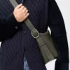 Bolso hobo Loop en piel de becerro granulada flexible, color caqui oscuro Bolso hobo Loop en piel de becerro granulada flexible, color caqui oscuro
