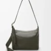 Bolso hobo Loop en piel de becerro granulada flexible, color caqui oscuro Bolso hobo Loop en piel de becerro granulada flexible, color caqui oscuro