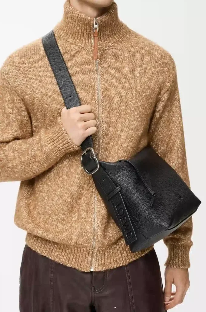 Bolso hobo Loop en piel de becerro granulada flexible Negro Bolso hobo Loop en piel de becerro granulada flexible Negro
