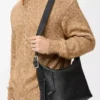 Bolso hobo Loop en piel de becerro granulada flexible Negro Bolso hobo Loop en piel de becerro granulada flexible Negro