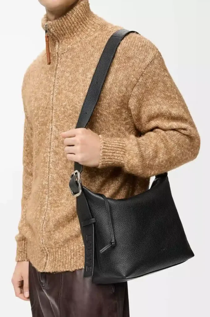 Bolso hobo Loop en piel de becerro granulada flexible Negro Bolso hobo Loop en piel de becerro granulada flexible Negro