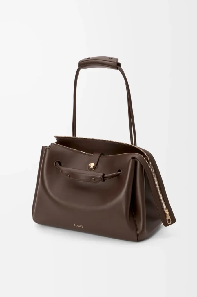 Bolso Madrid grande en piel de becerro flexible color castaño oscuro Bolso Madrid grande en piel de becerro flexible color castaño oscuro