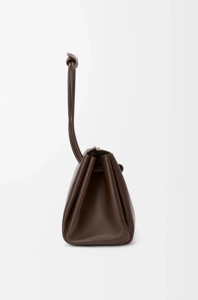 Bolso Madrid grande en piel de becerro flexible color castaño oscuro Bolso Madrid grande en piel de becerro flexible color castaño oscuro