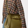 Bolso Madrid grande en piel de becerro flexible color oliva Bolso Madrid grande en piel de becerro flexible color oliva