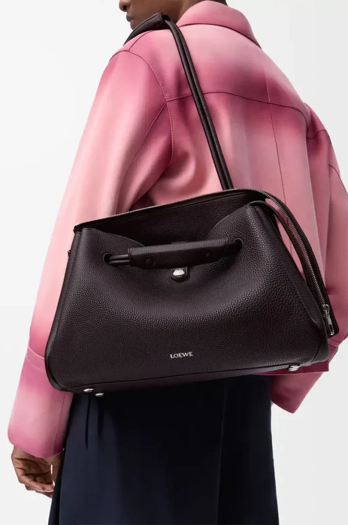 Bolso Madrid grande en piel de becerro granulada flexible color ébano oscuro Bolso Madrid grande en piel de becerro granulada flexible color ébano oscuro