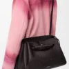 Bolso Madrid grande en piel de becerro granulada flexible color ébano oscuro Bolso Madrid grande en piel de becerro granulada flexible color ébano oscuro