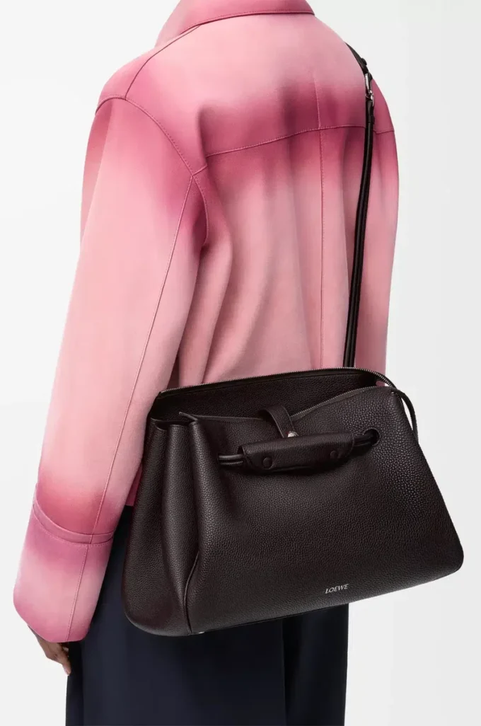 Bolso Madrid grande en piel de becerro granulada flexible color ébano oscuro Bolso Madrid grande en piel de becerro granulada flexible color ébano oscuro