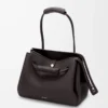 Bolso Madrid grande en piel de becerro granulada flexible color ébano oscuro Bolso Madrid grande en piel de becerro granulada flexible color ébano oscuro