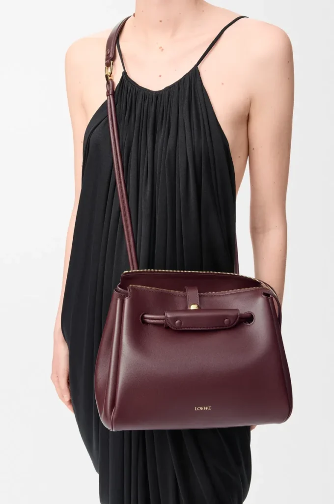Bolso Madrid mediano en piel de becerro flexible color burdeos oscuro Bolso Madrid mediano en piel de becerro flexible color burdeos oscuro