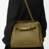 Bolso Madrid mediano en piel de becerro flexible color oliva Bolso Madrid mediano en piel de becerro flexible color oliva