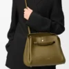 Bolso Madrid mediano en piel de becerro flexible color oliva Bolso Madrid mediano en piel de becerro flexible color oliva