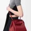 Bolso Madrid mediano en piel de becerro flexible color rojo quemado Bolso Madrid mediano en piel de becerro flexible color rojo quemado