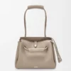 Bolso Madrid mediano en piel de becerro granulada flexible Clay Bolso Madrid mediano en piel de becerro granulada flexible Clay