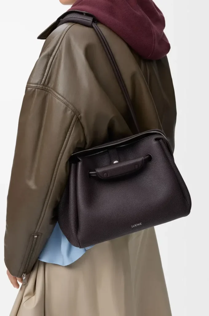 Bolso Madrid mediano en piel de becerro granulada flexible Dark Ebony Bolso Madrid mediano en piel de becerro granulada flexible Dark Ebony