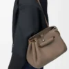 Bolso Madrid mediano en piel de becerro granulada flexible Taupe Bolso Madrid mediano en piel de becerro granulada flexible Taupe
